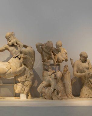 Olympia Arkeoloji Müzesi 'nde klasik Yunan heykelleri 