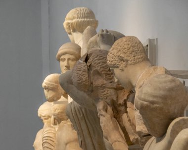 Olympia Arkeoloji Müzesi 'nde klasik Yunan heykelleri 