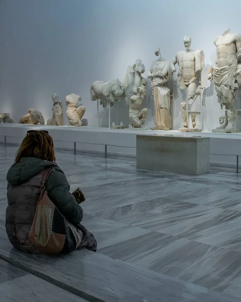 Γυναίκα Που Κάθεται Και Παρακολουθεί Γλυπτά Στο Αρχαιολογικό Μουσείο Ολυμπίας — Φωτογραφία Αρχείου