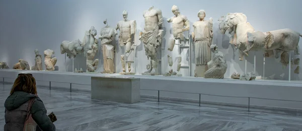 Kvinna Som Sitter Och Tittar Skulpturer Olympias Arkeologiska Museum Grekisk — Stockfoto
