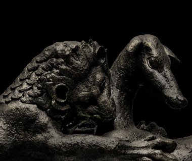 Aslan avı bronz heykel yakın sahne siyah arkaplan fotoğrafı izole