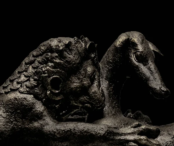 狮子狩猎青铜雕塑近距离场景隔离在黑色背景照片上 — 图库照片