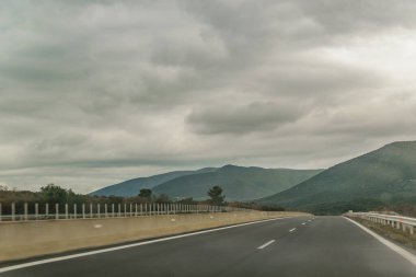 Boş gün manzaralı kış manzaralı otoyol, peloponez, Yunanistan