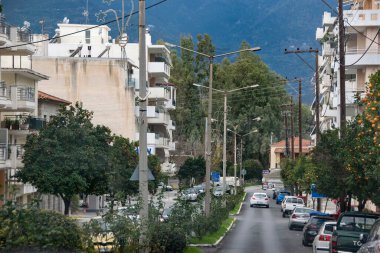 Küçük kasaba caddesinde gündüz şehir manzarası, peloponnese, Yunanistan