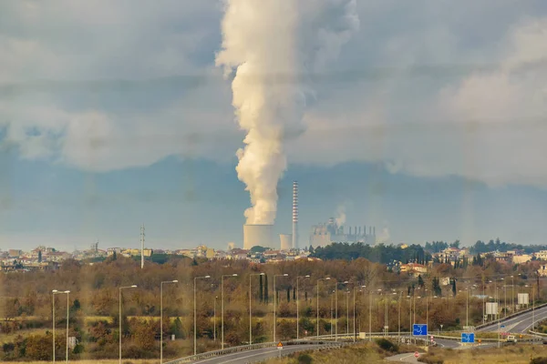 工場煙突はギリシャのペロポネソスの屋外シーンを煙 — ストック写真