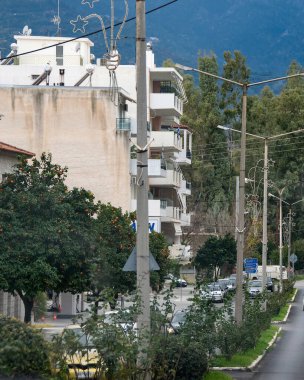 Küçük kasaba caddesinde gündüz şehir manzarası, peloponnese, Yunanistan