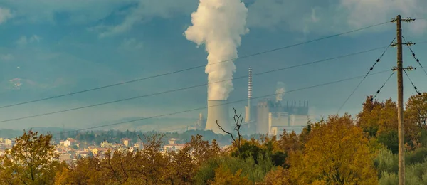 工場煙突はギリシャのペロポネソスの屋外シーンを煙 — ストック写真