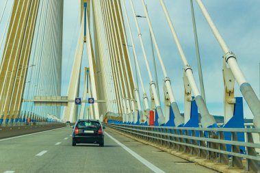 Antirio köprüsünden geçen siyah araba, Patras, Yunanistan.