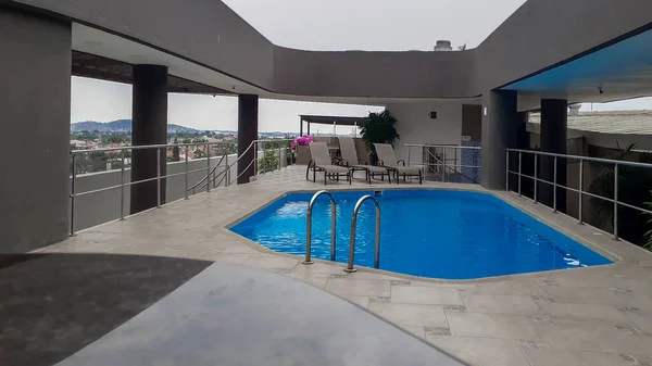 空荡荡的公寓楼雅致的天台游泳池 — 图库照片