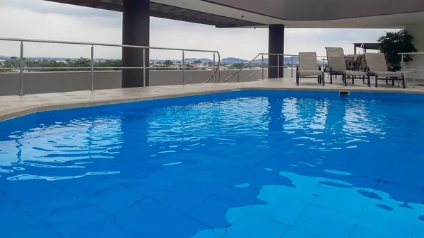 Empty Apartment Building Elegant Rooftop Swimming Pool — 图库照片