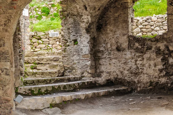 Taş, Yunanistan 'ın başkenti Peloponez' deki binaları harap ediyor.