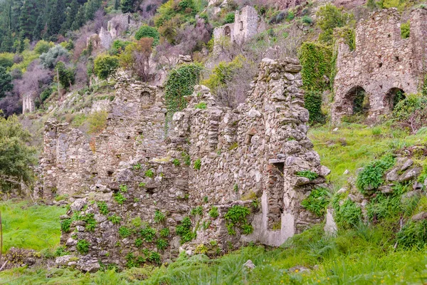 Taş, Yunanistan 'ın başkenti Peloponez' deki binaları harap ediyor.