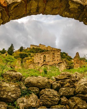 Alçak açılı taş mistras kasabası, peloponez, Yunanistan 'daki binaları harap etti