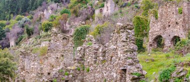 Taş, Yunanistan 'ın başkenti Peloponez' deki binaları harap ediyor.