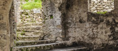 Taş, Yunanistan 'ın başkenti Peloponez' deki binaları harap ediyor.