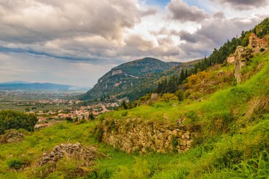 Eski Mystras kasabasında terkedilmiş kalıntılar, peloponnese, Yunanistan
