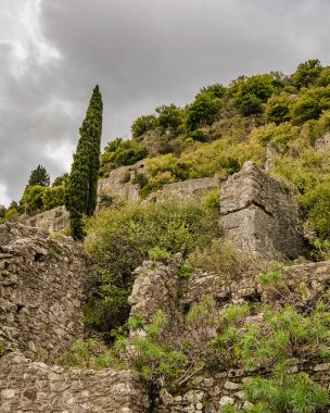 Eski Mystras kasabasında terkedilmiş kalıntılar, peloponnese, Yunanistan