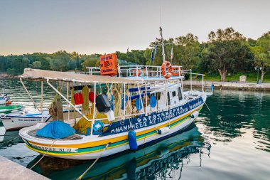 Galaksi şehrinin limanı, Yunanistan 'da sabah sahnesi