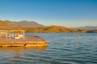 Galaksi şehri, Yunanistan 'ın sahil yolunda sakin bir kış sahnesi.