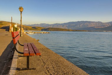 Galaksi şehri, Yunanistan 'ın sahil yolunda sakin bir kış sahnesi.