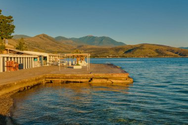 Galaksi şehri, Yunanistan 'ın sahil yolunda sakin bir kış sahnesi.