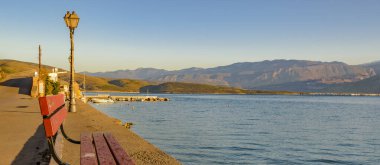 Galaksi şehri, Yunanistan 'ın sahil yolunda sakin bir kış sahnesi.