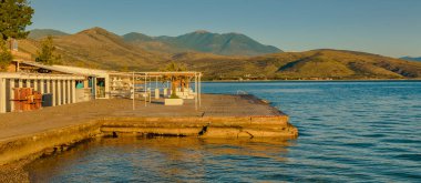 Galaksi şehri, Yunanistan 'ın sahil yolunda sakin bir kış sahnesi.