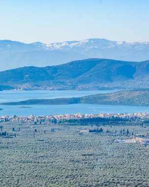 Uzak mesafeden çekilen şehir manzarası, Yunanca