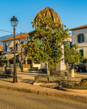 Galaksi, Phocis, Yunanistan 'da güneşli bir şehir manzarası