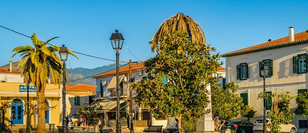 阳光明媚的城市场景在Galaxidi镇 Phocis Greece — 图库照片