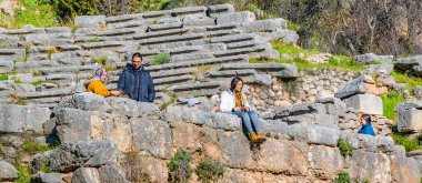 DELPHI, GREECE, JANUARY - 2020 Delphi Sığınağı 'ndaki güneşli gün sahnesi, Phocis, Greece