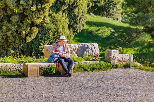 Delphi Grecia Enero 2020 Hombre Adulto Asiático Descansando Santuario Delphi — Foto de Stock