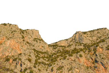 Beyaz arkaplanda izole edilmiş büyük kayalık dağlar.