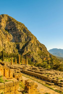 Delphi Sığınağı 'nda güneşli bir gün sahnesi, Phocis, Yunanistan