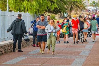 PUNTA DEL ESTE, URUGUAY, HAZİRAN - 2022 - Kaldırımda yürüyen kalabalık, punta del este, uruguay