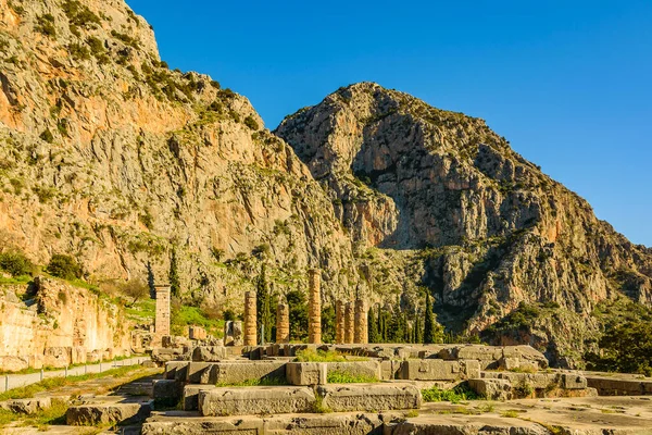 Delphi Sığınağı 'nda güneşli bir gün sahnesi, Phocis, Yunanistan