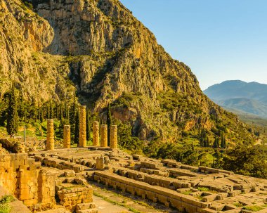 Delphi Sığınağı 'nda güneşli bir gün sahnesi, Phocis, Yunanistan