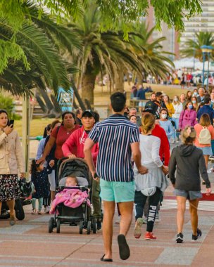 PUNTA DEL ESTE, URUGUAY, HAZİRAN - 2022 - Kaldırımda yürüyen kalabalık, punta del este, uruguay