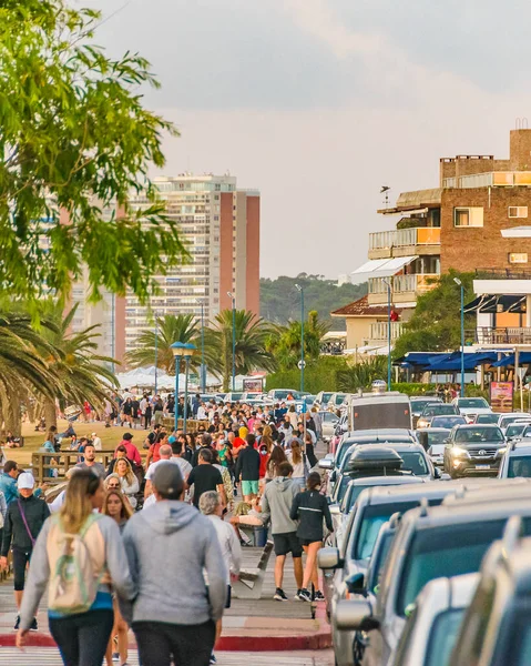 Punta Del Este Uruguay Januar 2022 Menschenmenge Auf Dem Bürgersteig — Stockfoto