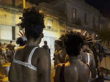MONTEVIDEO, URUGUAY, FEBRUARY - 2022 - Geleneksel Afro-Amerikan karnaval geçidinde gece sahnesi, Montevideo, uruguay