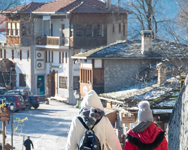 Mãe Filha Andando Rua Metsovo Cidade Grécia — Fotografia de Stock