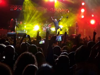 CANELONES, URUGUAY, FEBRUARY - 2022 Punk rock grubu kalabalık mutlu seyircilerde çalıyor.