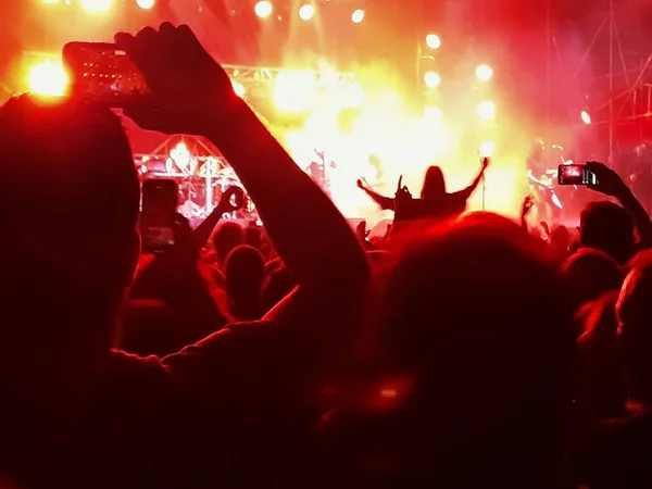 Punk Banda Rock Tocando Público Lleno Gente Feliz —  Fotos de Stock