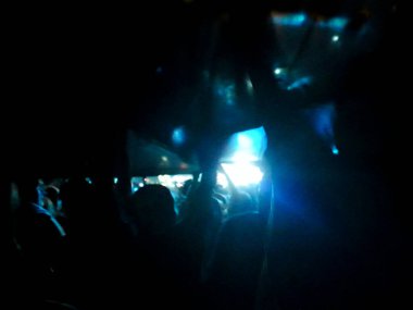 Kalabalık mutlu seyircilere çalan punk rock grubu.