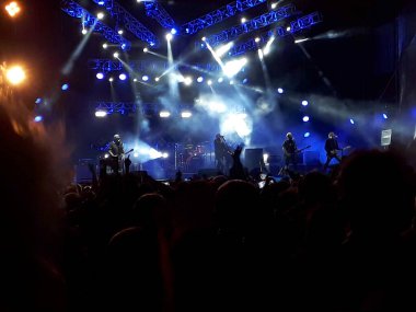 CANELONES, URUGUAY, FEBRUARY - 2022 Punk rock grubu kalabalık mutlu seyircilerde çalıyor.