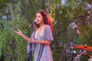 MALDONADO, URUGUAY, JANUARY - 2022 - Camilla faustino Brezilyalı müzisyenler çağdaş sanat atchugarry müzesinin açılışında çalıyorlar, 