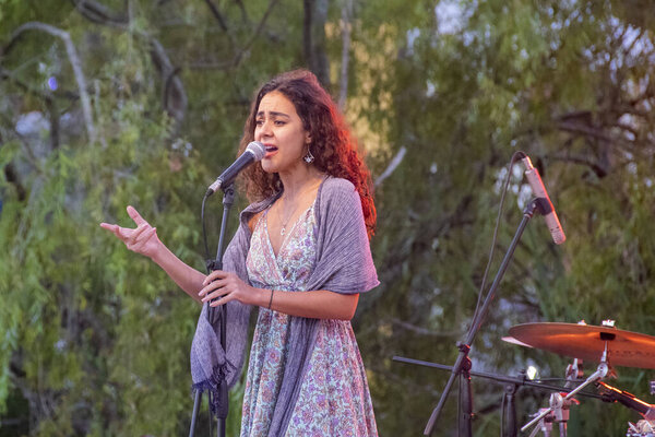 МАЛЬДОНАДО, УРУГЕЙ, ЯНВАРЬ - 2022 - Камилла Истино Бразилиан Мбаппе играет на открытии музея современного искусства "Ачугарри", 