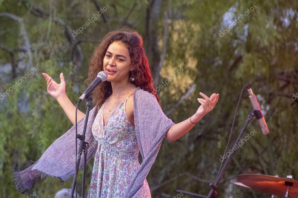 MALDONADO, URUGUAY, ENERO - 2022 - Camilla faustino músicos brasileños tocando en la apertura del museo de arte contemporáneo atchugarry, 2023