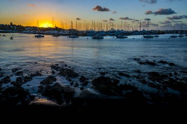 Punta del este limanında yüksek kontrast günbatımı sahnesi, uruguay