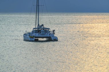 Yelkenli sakin sularda duruyor, punta del este, uruguay